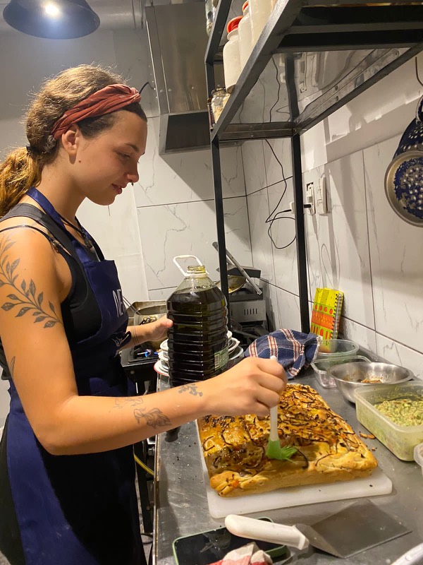 Memi cocinando en la cocina de un retiro.