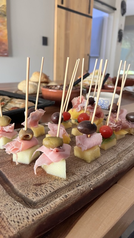 Picada de brochetitas sobre una tabla de madera.